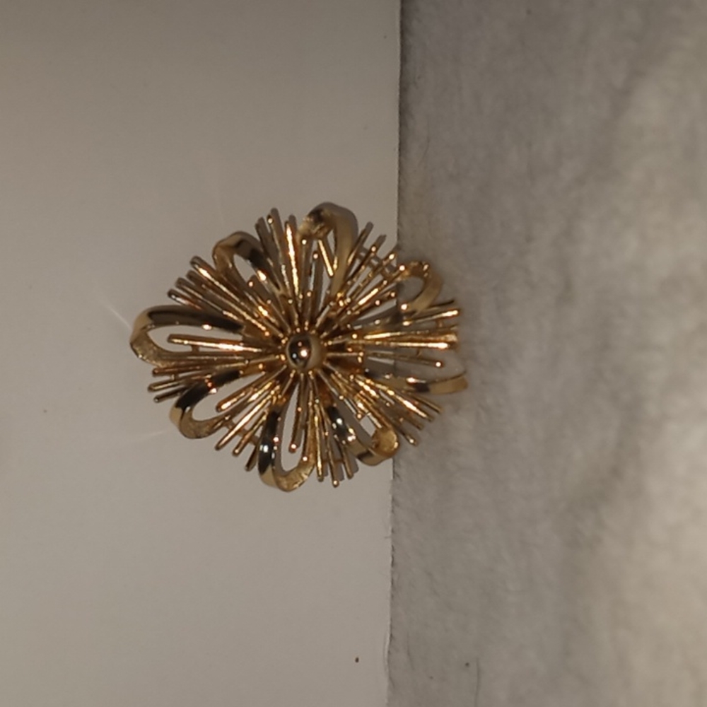 Vintage Crowned Trifari gold toned brooch